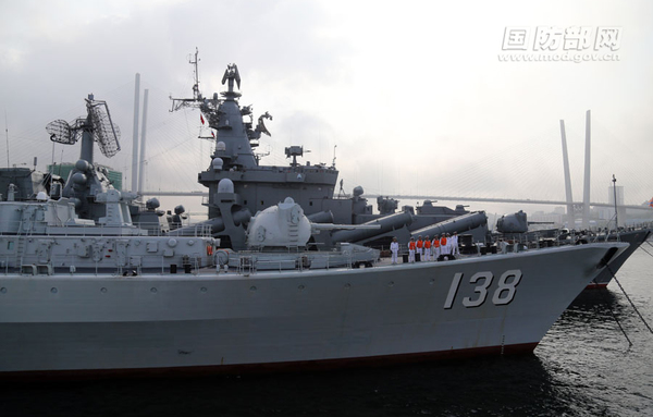 　　泰州舰抵达码头。