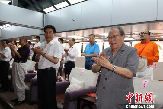 徐守盛（前中）、张全景（前右一）观看《中国出了个毛泽东》。