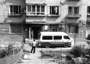 母女家中被害 网友异地报警|小区|警方_凤凰资