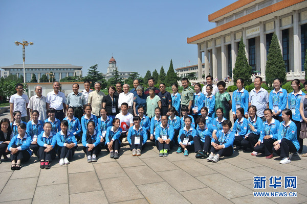 学雷锋英模与毛主席纪念堂志愿者留念。夏一萌 摄