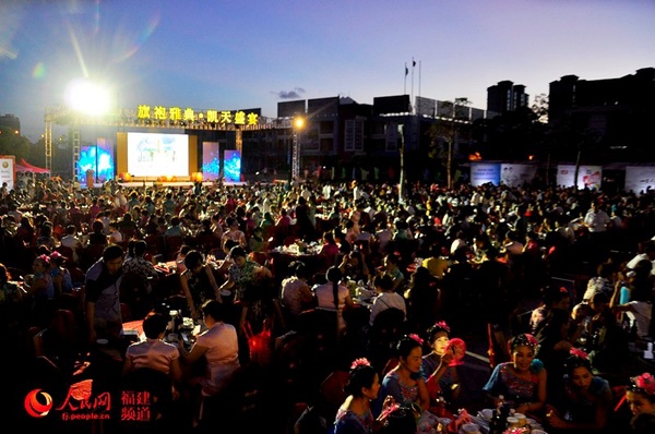 “旗袍雅典·凯天盛宴”现场千人聚集。 吴隆重 摄