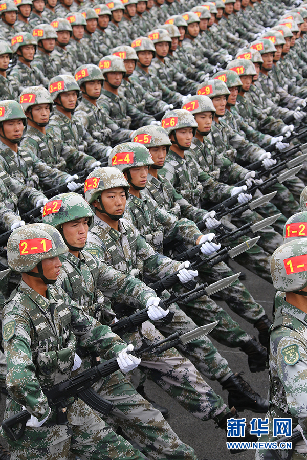 7月15日，平型关大战突击连英模部队方队进行分列式训练。新华社记者王建民摄