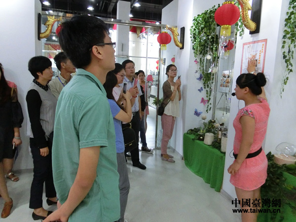 老树新芽增秀色 渤海靺鞨绣惊艳网媒记者(组图