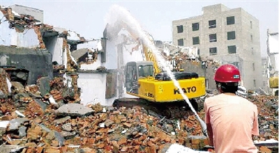 　　■郑州报业集团百余名记者一线直击整治工作曝光污染行为