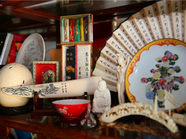 　　橱柜里摆满了和中华文化有关的纪念品。