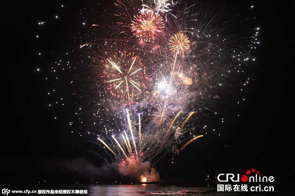 　　当地时间2015年8月23日，荷兰海牙，国际烟花节在当地举行，炫美烟花绽放夜空。图片来源：CFP