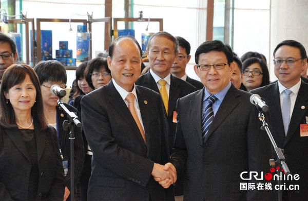 　　24日上午，台湾海峡交流基金会董事长林中森率海基会协商代表团抵达福州，受到海峡两岸关系协会会长陈德铭的热烈欢迎。