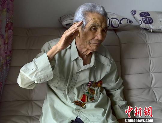 图为91岁抗战老兵张占福。　韩红霞　摄