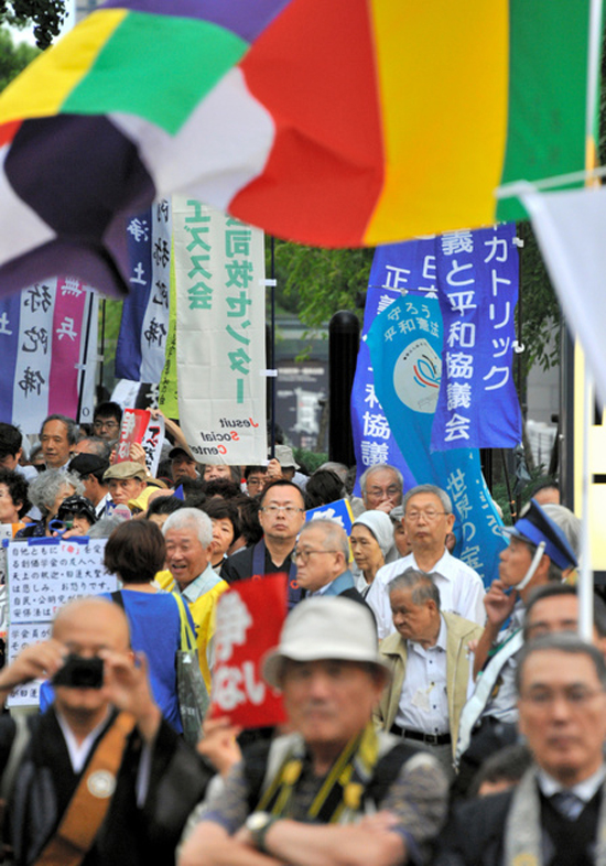 日本宗教人士齐聚国会前抗议安保法案 组图 手机凤凰网