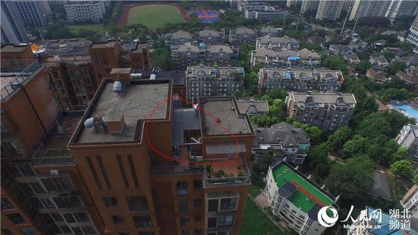 红线位置为违法建设。