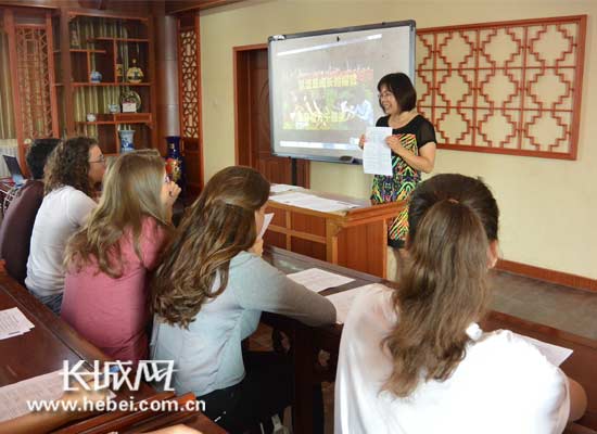 　　石家庄42中2015届来华留学生抵达培训会。学校供图