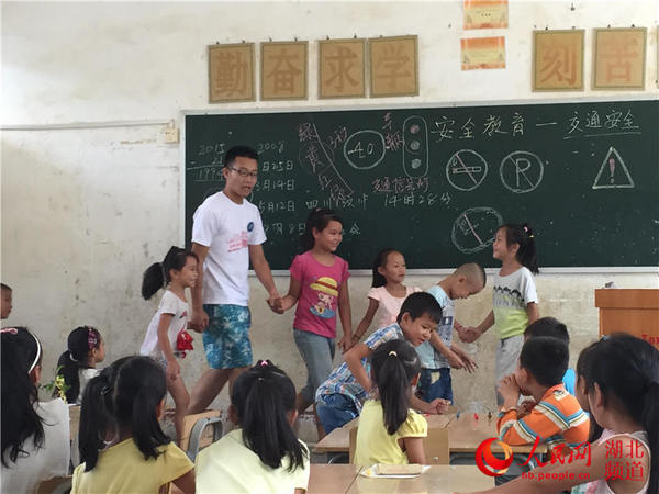 支教队员给孩子们上安全教育课,现场演示互动