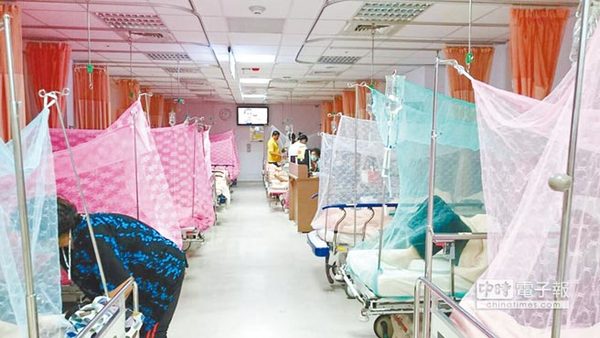 　　医院高挂起蚊帐，防治<a href='http://www.jianlun.com/Product/964235440.html' target='_blank'>登革热</a>病毒再度传播。（图片来源：台湾《中时电子报》）