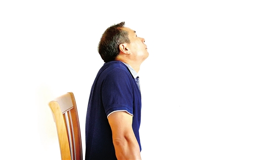 抬头、低头、伸缩颈……叶华强演示易筋经颈椎保健操里的几个动作