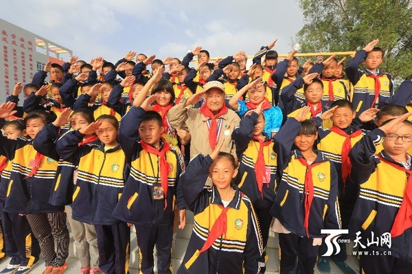 随着《义勇军进行曲》的奏响，抗战老兵牛维刚举起右手，向国旗敬礼，少先队员行队礼。