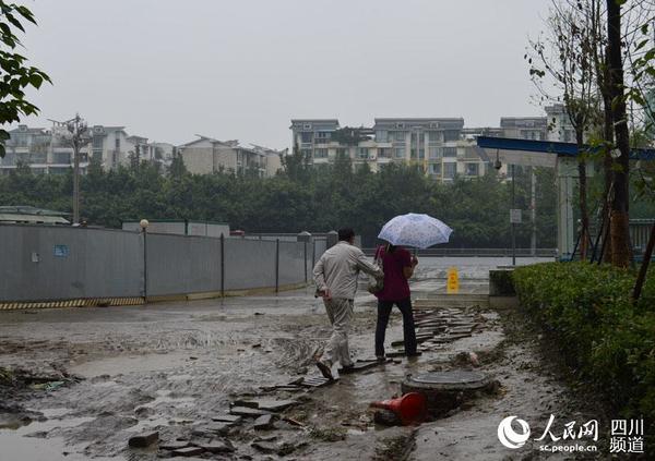 过往路人小心翼翼，生怕摔倒。王波 摄