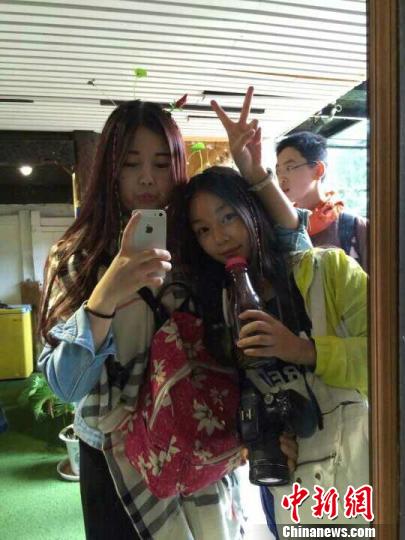 成都女孩在街头头顶嫩芽拍照。　网友供图　摄