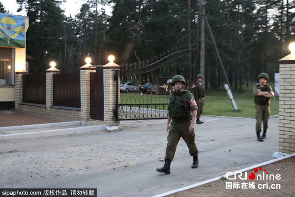 当地时间2015年8月26日,一名18岁的俄罗斯士兵在雅罗斯拉夫尔州边境的军营枪击六名同事后自杀,致5人死亡。图片来源:Sipa Photo