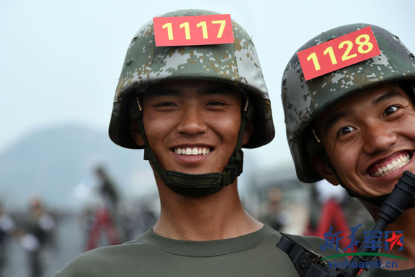 不用手势，用表情照样抢镜 彭田摄