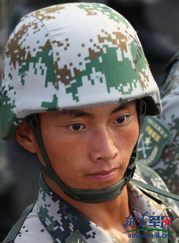 满脸汗珠，也纹丝不动 陈曦摄