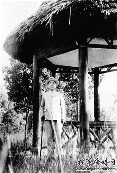 ?1942年,马寅初站在重大师生们为他建的寅初亭前。