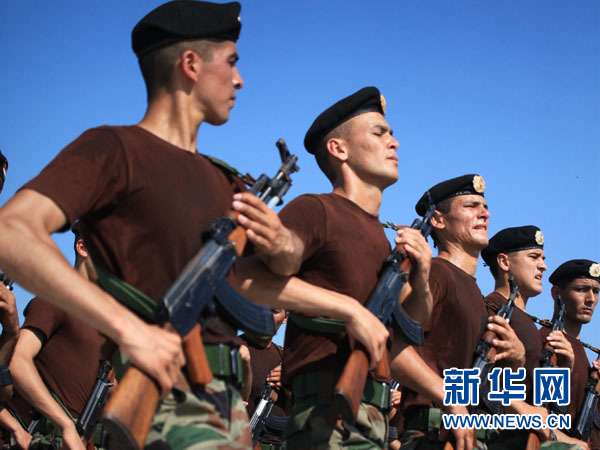 8月28日，塔吉克斯坦参阅方队在外军阅兵训练基地进行训练。新华社发（田丰摄）