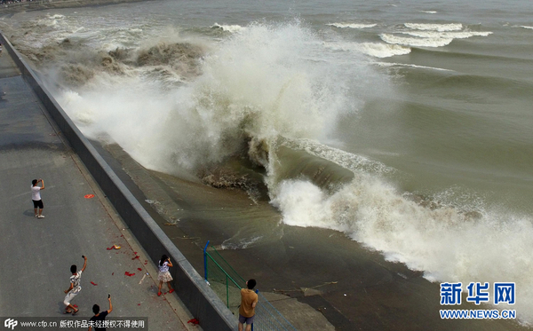 　　    2015年08月29日，杭州，农历七月十六，钱塘江秋季潮汛再起。钱江潮在杭州下沙一处江堤翻卷上岸，扑向观潮的人群，吓得观潮客四散奔逃。图片来源：cfp