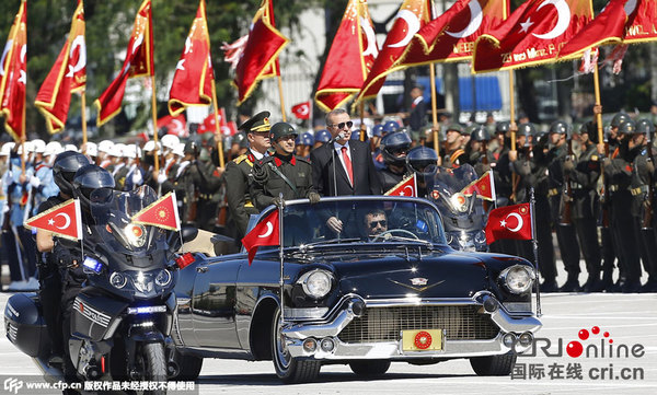 　　当地时间2015年8月30日，土耳其安卡拉，凯末尔陵墓举行胜利日93周年庆祝活动。总统埃尔多安出席。图片来源：CFP