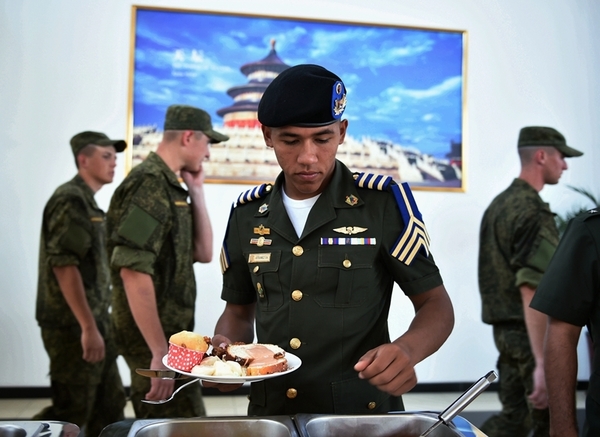 　　8月28日，参阅外军在外军阅兵训练基地食堂就餐。新华社发（田丰 摄）