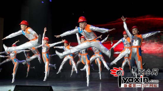 8月30日，演员正在表演节目庆祝克拉玛依油田发现60周年。