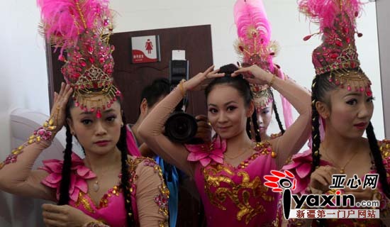 8月30日,演员在后台抓紧时间检查为演出做好准备。