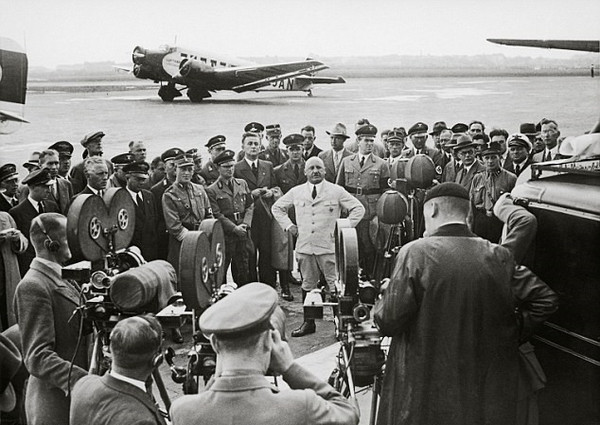 纳粹宣传头目尤利乌斯·施特莱彻(Julius Streicher)在腾伯尔霍夫机场向记者发表演讲(网页截图)