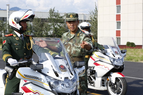 受阅摩托车礼宾方队;突破时速10公里平稳驾驶