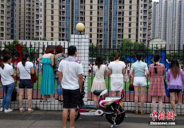 福州上学第一天 家长栏杆上围观|小学|学期_凤凰资讯