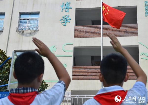 小学生向国旗敬礼.