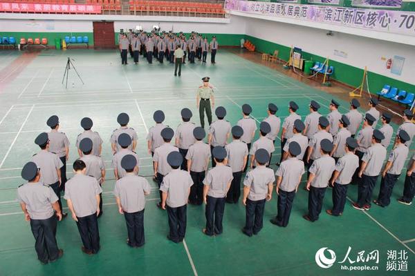 湖北省沙洋县172名教师转岗当保安 打造护校安