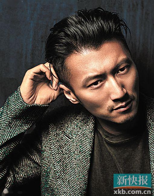 我两个儿子肯定爱妈妈多一点。 近日,谢霆锋曝光一组都市型男大片,多款秋冬服饰尽显绅士熟男魅力,温暖无比。