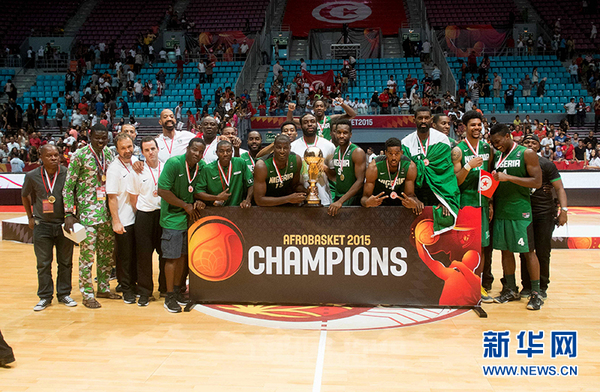 8月30日，在突尼斯，尼日尔队队员在夺冠后庆祝胜利。新华社发（阿代尔摄）