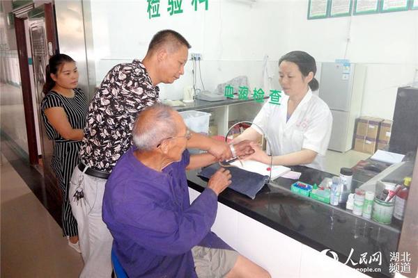 南河中心卫生院医生为梅绳武老人检查身体并建立健康档案