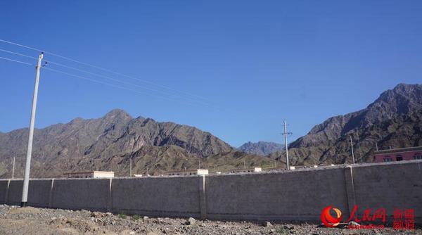 高耸的电线杆已成为牧民新村新生活的靓丽风景线。