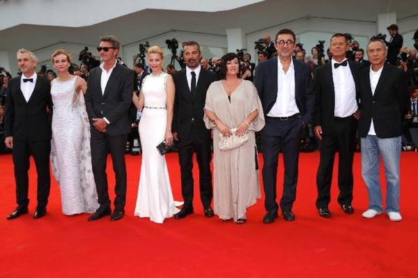 　　9月2日晚，威尼斯电影节主竞赛单元评委集体亮相开幕式红毯。