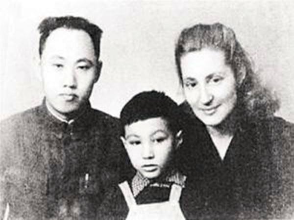 　　↑图为王炳南一家（图片来自网络）。