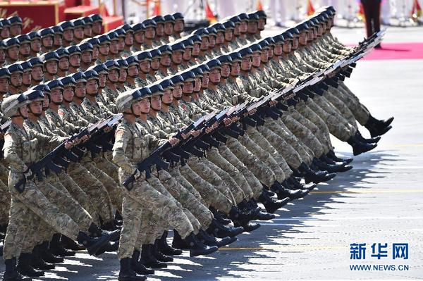 9月3日,中国人民抗日战争暨世界反法西斯战争胜利70周年纪念大会在北京隆重举行。这是“攻坚英雄连”英模部队方队接受检阅。新华社记者张宏祥摄
