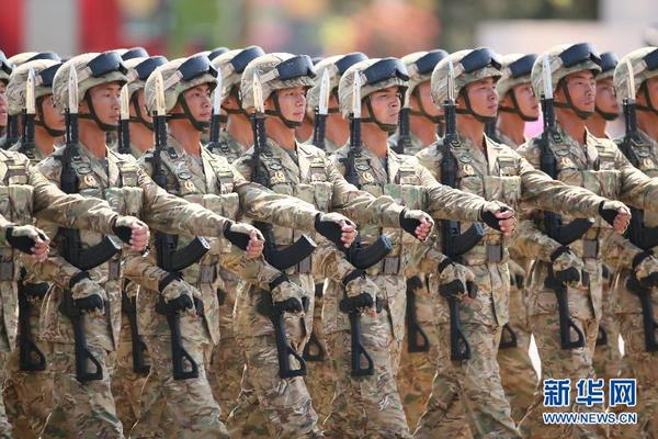 9月3日，中国人民抗日战争暨世界反法西斯战争胜利70周年纪念大会在北京隆重举行。这是“攻坚英雄连”英模部队方队通过天安门广场。新华社记者才扬摄