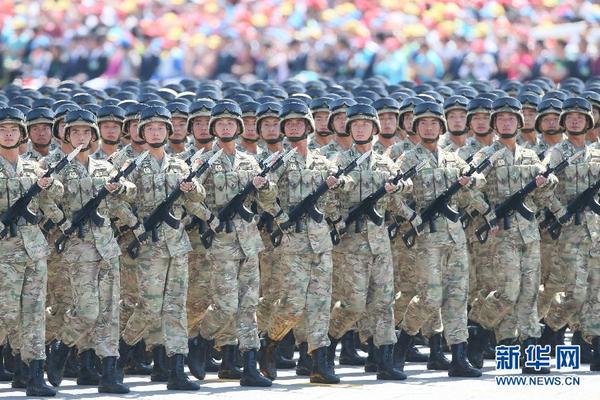 9月3日,中国人民抗日战争暨世界反法西斯战争胜利70周年纪念大会在北京隆重举行。这是“攻坚英雄连”英模部队方队通过天安门广场。新华社记者金立旺摄