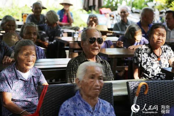 老人观看电视直播阅兵