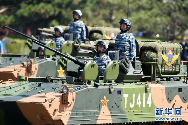 9月3日，中国人民抗日战争暨世界反法西斯战争胜利70周年纪念大会在北京隆重举行。这是空降兵战车方队接受检阅。 新华社记者 张国俊 摄