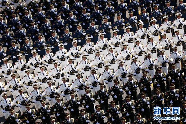 9月3日，中国人民抗日战争暨世界反法西斯战争胜利70周年纪念大会在北京隆重举行。这是三军仪仗队方队接受检阅。 新华社记者 费茂华 摄