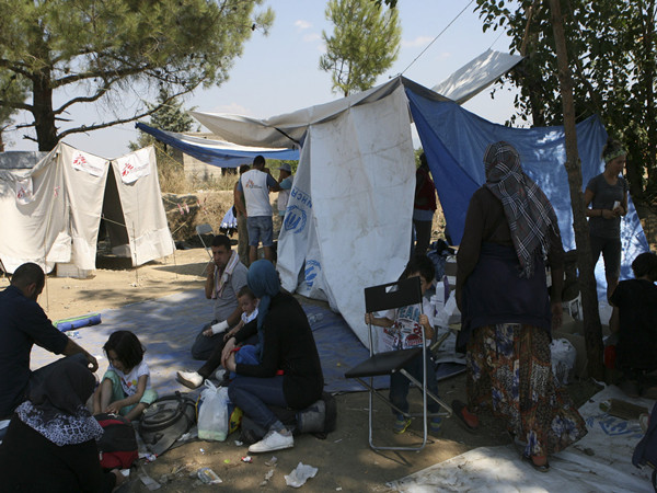 催泪弹挡不住难民潮 难民继续欧洲寻梦之旅|