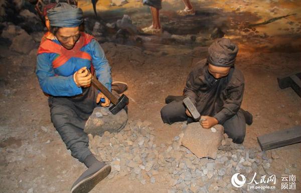 一位正在哺乳期的妇女和一个刚懂事正在砸碎石，用实际行动支援抗战。人民网 虎遵会 摄